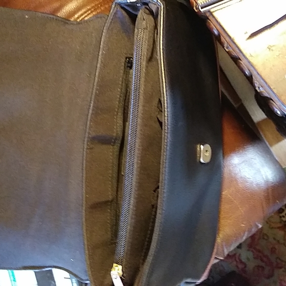 VGUC$$❤️❤️☘️Liz Claiborne vegan leather handbag. - Picture 13 of 13